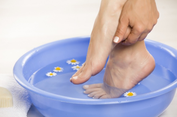 Ozonowana woda wspomaga leczenie grzybicy stóp Zdrowie, LIFESTYLE - Grzybica stóp to schorzenie, które dotyka nawet 30% populacji. Po wystąpieniu pierwszych objawów należy jak najszybciej zgłosić się do lekarza, najlepiej dermatologa. Poza stosowaniem środków farmakologicznych, warto wdrożyć domowe sposoby, które mogą przyspieszyć leczenie.