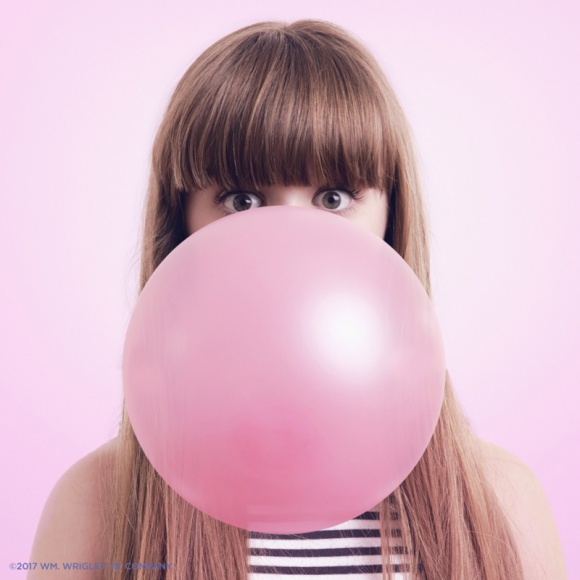 Dziś Światowy Dzień Gumy do Żucia – co warto o niej wiedzieć? Zdrowie, LIFESTYLE - 1 lutego jest Światowym Dniem Gumy do Żucia. I nie bez powodu guma doczekała się swojego święta. Rocznie w polskich sklepach sprzedaje się 226 milionów opakowań gumy, czyli średnio 620 tysięcy opakowań dziennie.