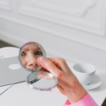 Zamknięci w czterech ścianach – Jak pandemia zmieniła życie seniorów?